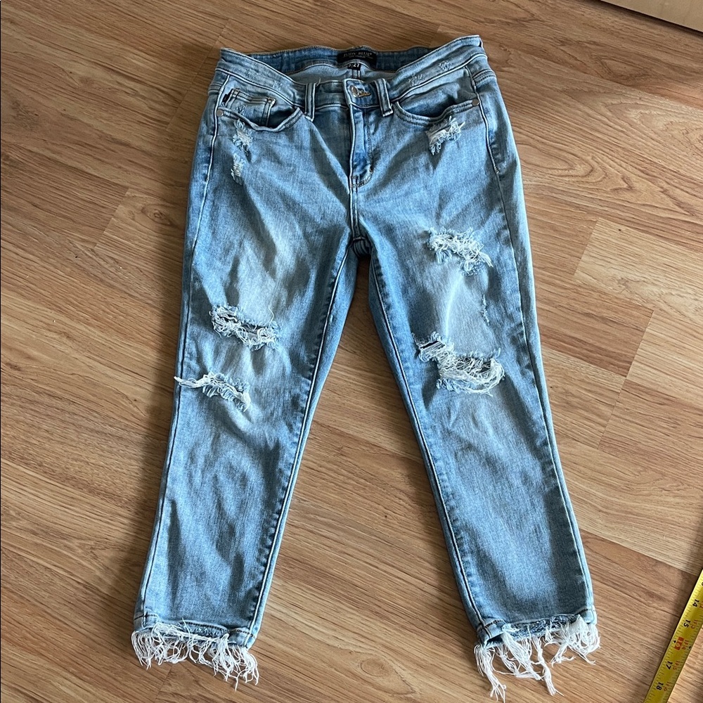 Judy Blue Light Wash Distressed Cropped Capri Jeans